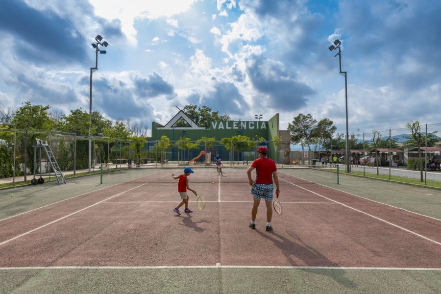 Instalaciones deportivas y tenis de Camping Valencia